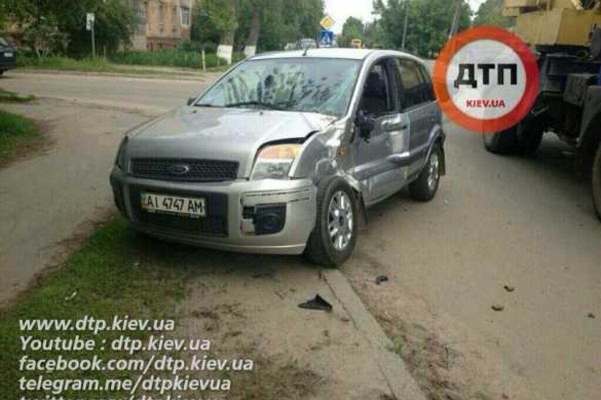ДТП под Киевом: Форд не пропустил автокран на перекрестке, водитель в реанимации