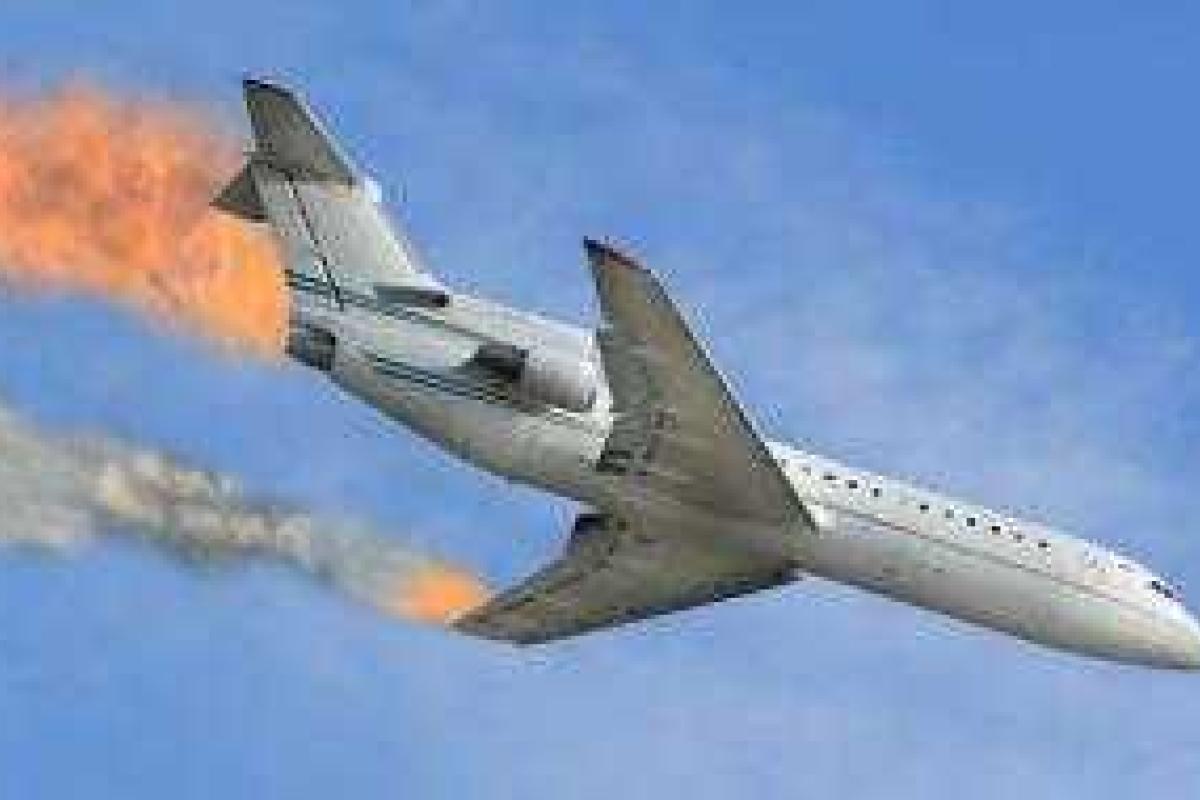 В Токио на взлетно-посадочной полосе вспыхнул самолет 