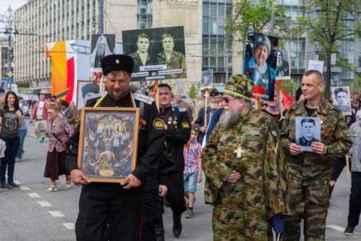 Пользователей сети шокировал московский поп в рясе цвета хаки