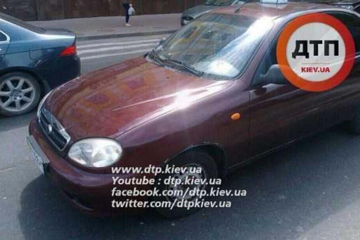 ДТП в Киеве: Ланос наехал на двух пешеходов ДТП в Киеве: Ланос наехал на двух пешеходов