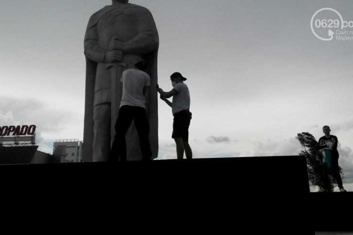 В Мариуполе отмыли памятник Святославу Храброму 