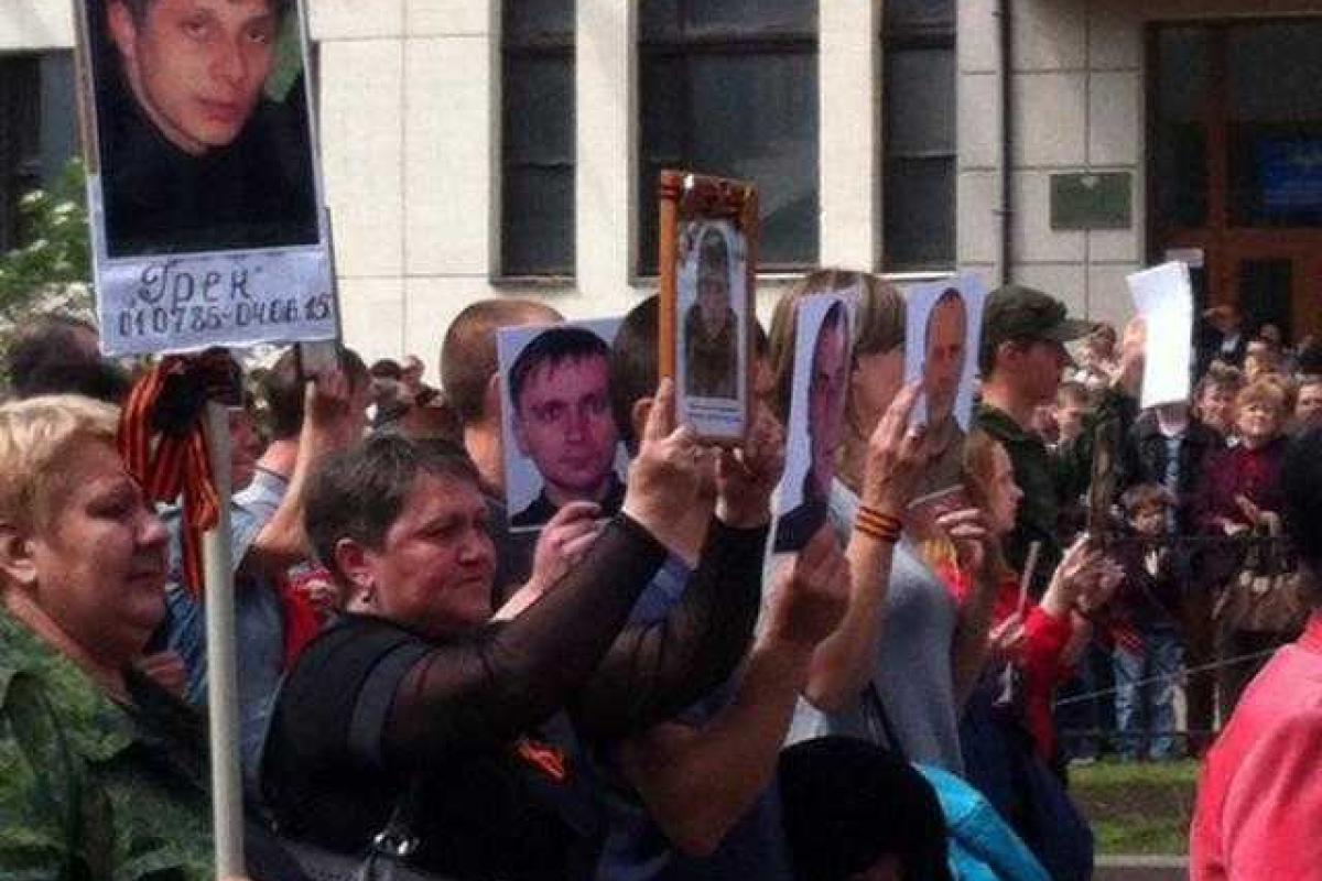 На «парады» в Донецке и Луганске террористы пригнали запрещенное оружие