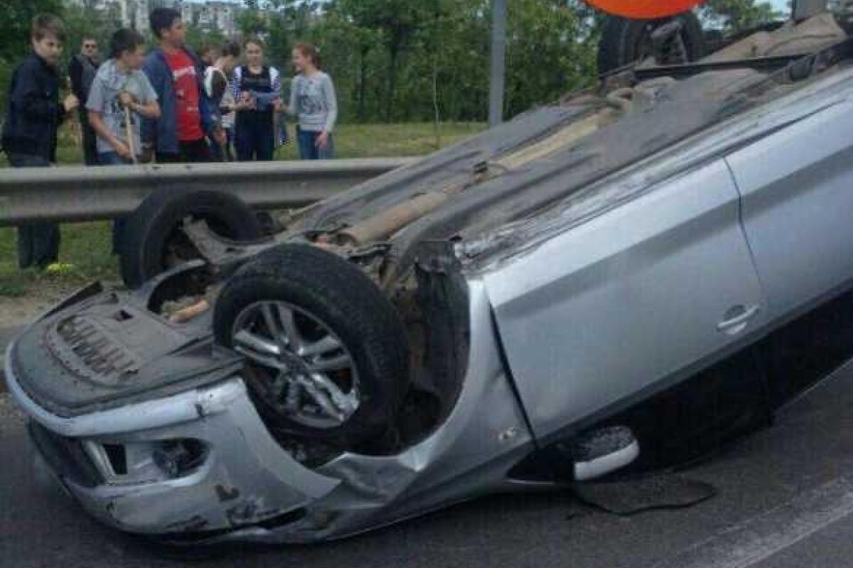 В Киеве в результате ДТП перевернулся автомобиль, есть пострадавшие