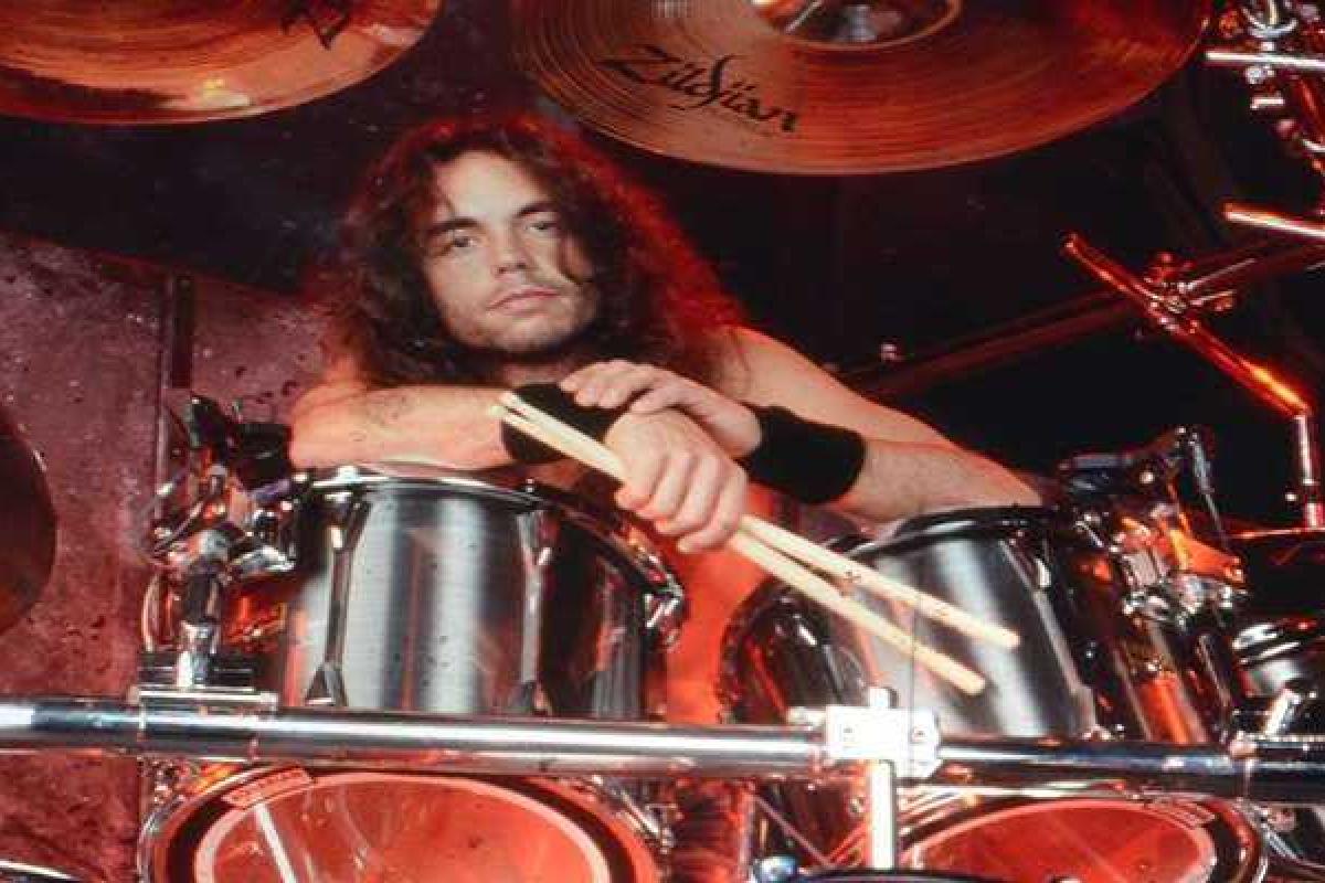 Смерть на сцене: в сети появилось видео последних минут жизни экс-барабанщика Megadeth