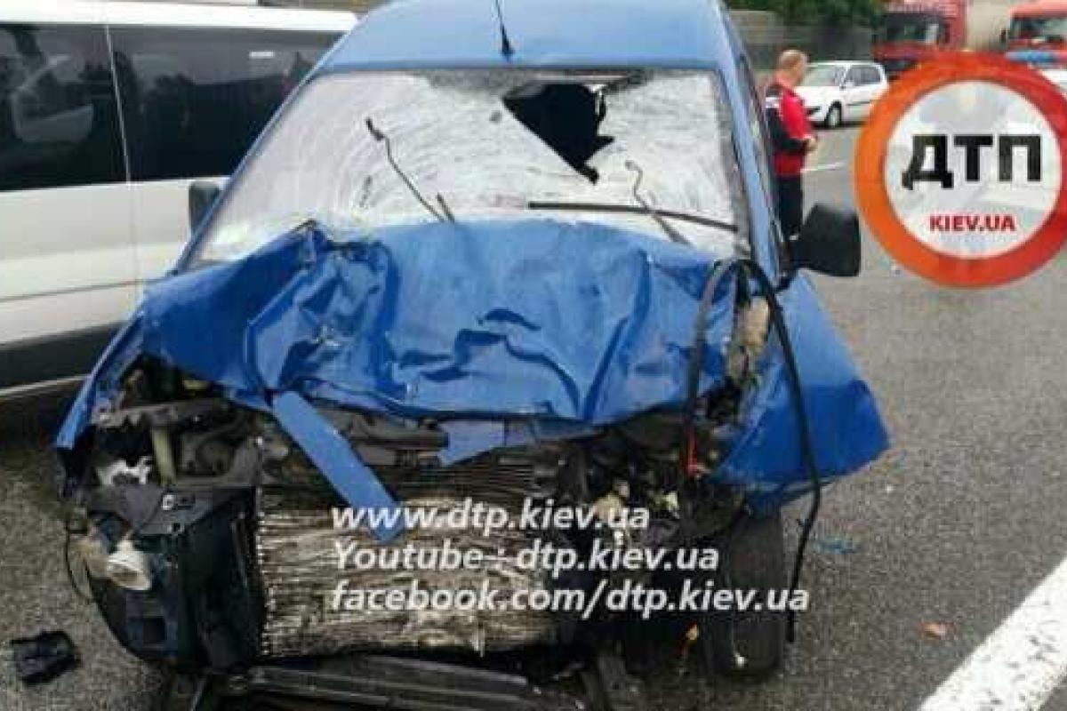 Смертельное ДТП на Бориспольской трассе: Пежо врезался в аварийные автомобили и сбил водителя Смертельное ДТП на Бориспольской трассе: Пежо врезался в аварийные автомобили и сбил водителя