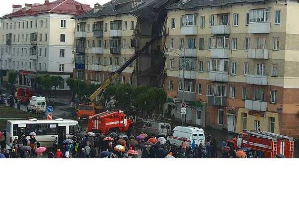 В России рухнул подъезд 5-этажного жилого дома: под завалами находятся люди В России рухнул подъезд 5-этажного жилого дома: под завалами находятся люди