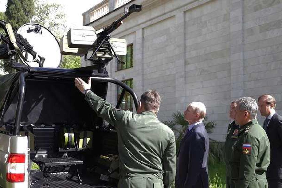 Российский генерал насмешил общественность, оторвав ручку внедорожника на глазах у Путина Российский генерал насмешил общественность, оторвав ручку внедорожника на глазах у Путина
