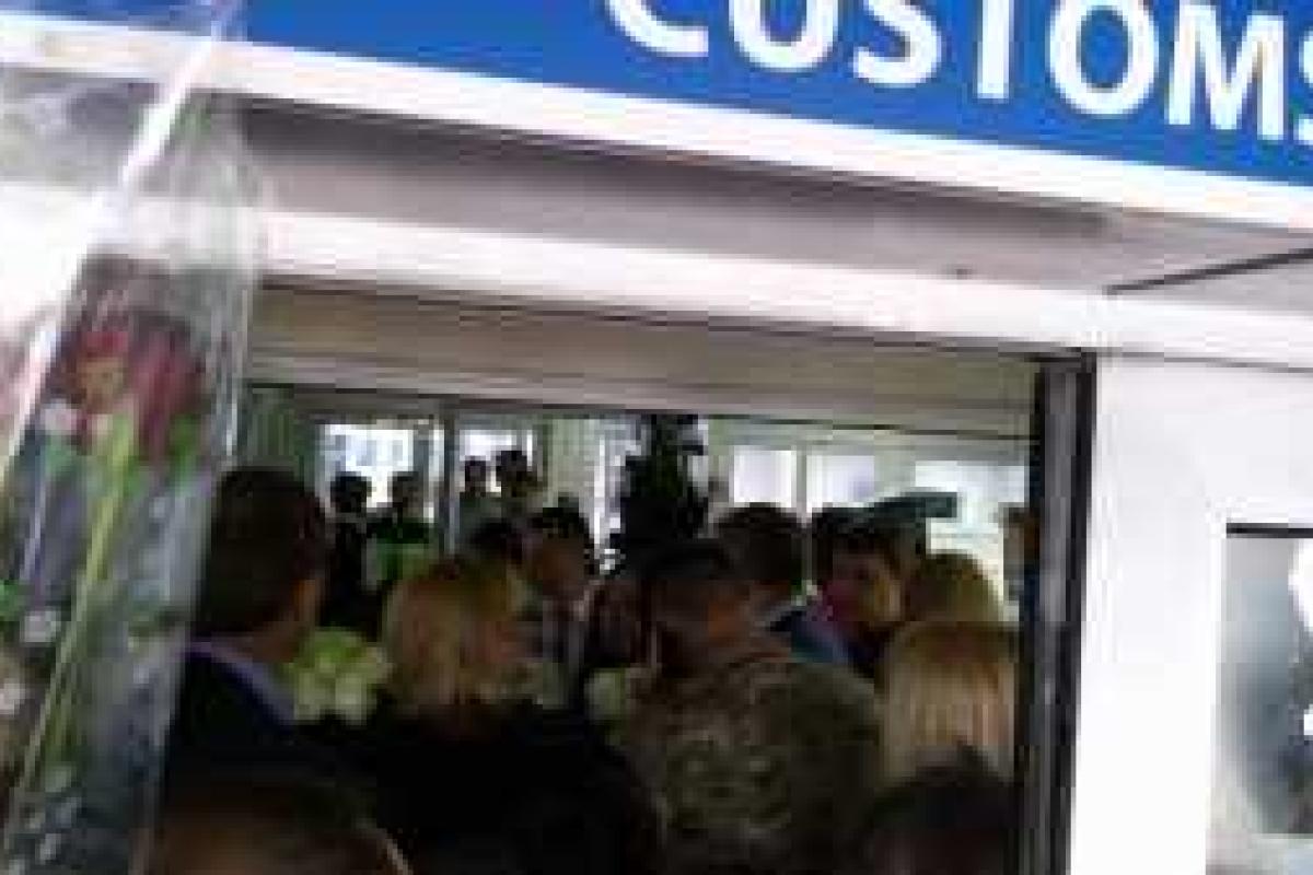 Мать Савченко не пускают в терминал, где должен приземлиться самолет