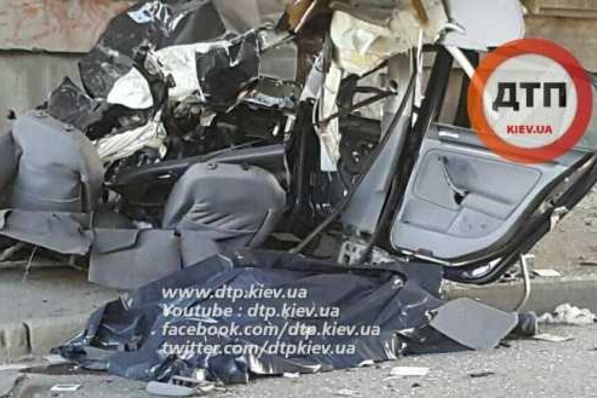 В жутком ДТП в Киеве погибли 2 человека, Фольксваген разорвало на части