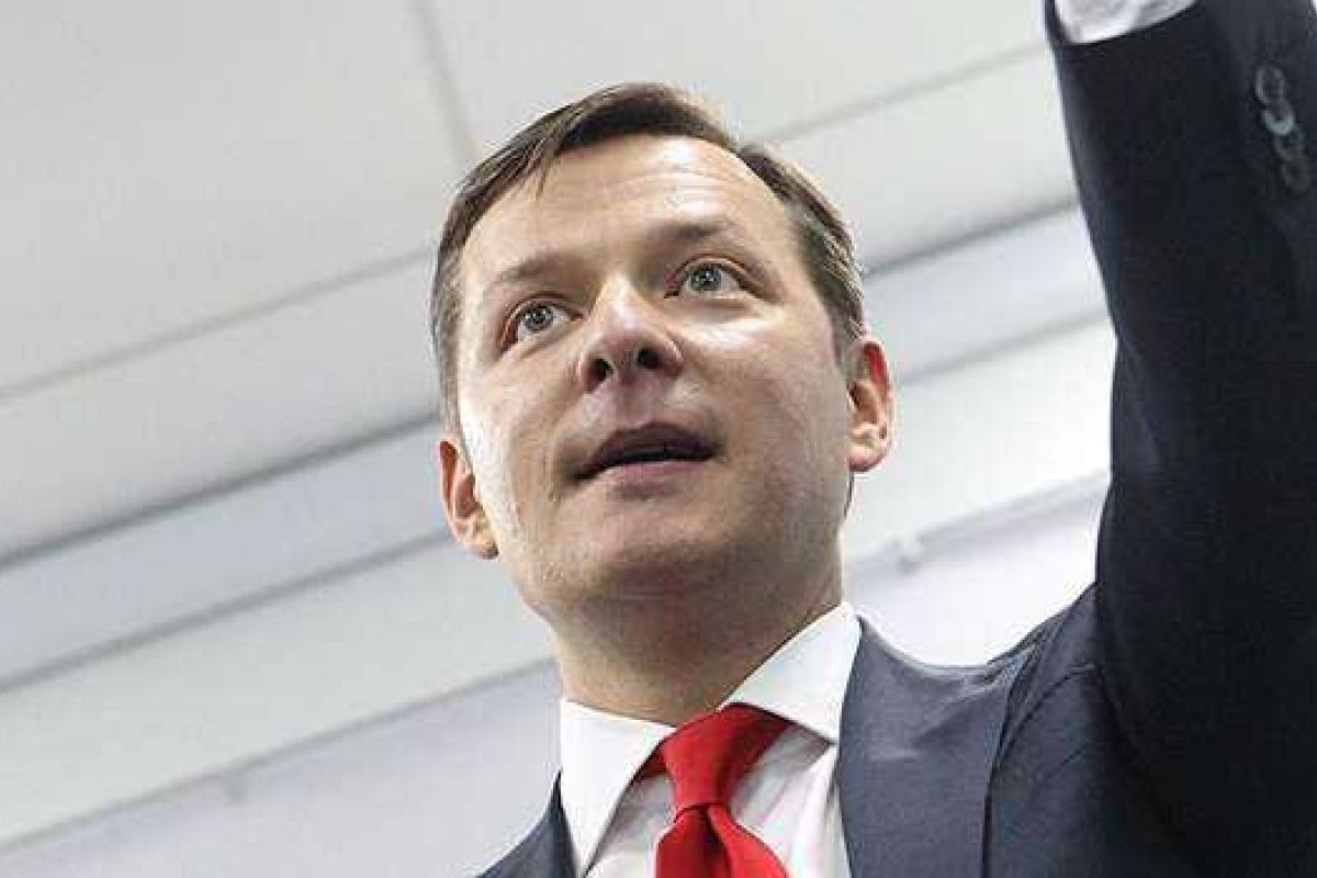 Ляшко позировал на камеру Гройсману около трибуны ВР Ляшко позировал на камеру Гройсману около трибуны ВР