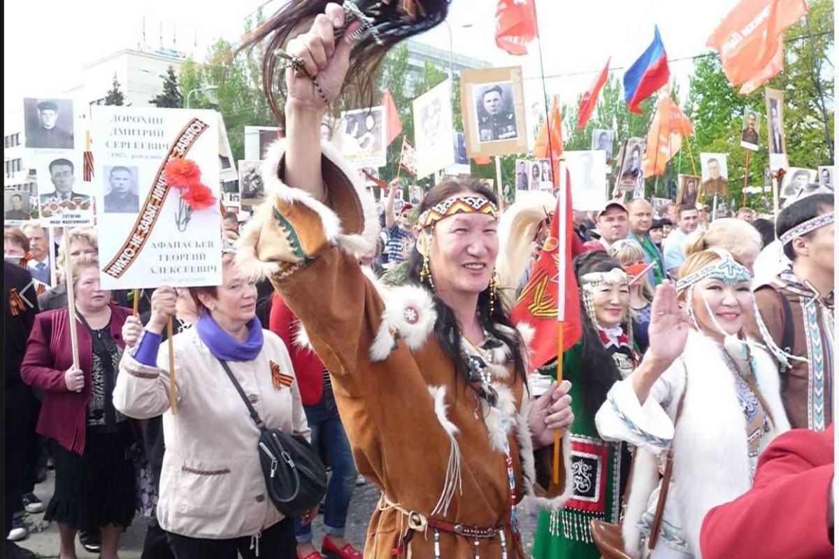 Буряты неопределенного пола приняли участие в праздновании 9 Мая в Донецке Буряты неопределенного пола приняли участие в праздновании 9 Мая в Донецке