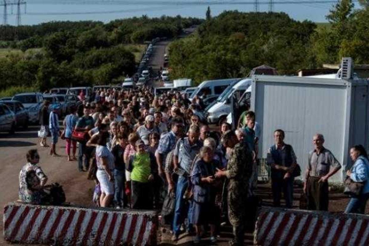 Ситуация на КПВВ в зоне АТО: в Марьинке жуткие пробки, связь отсутствует