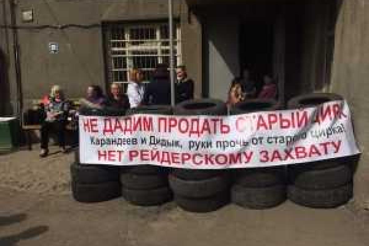 Протесты в Харькове: дети и их родители строят баррикады из шин у "Старого цирка" Протесты в Харькове: дети и их родители строят баррикады из шин у "Старого цирка"