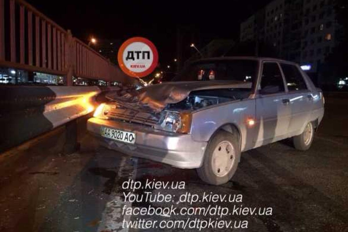 В Киеве пьяный на "Славуте" "вписался" в отбойник В Киеве пьяный на "Славуте" "вписался" в отбойник