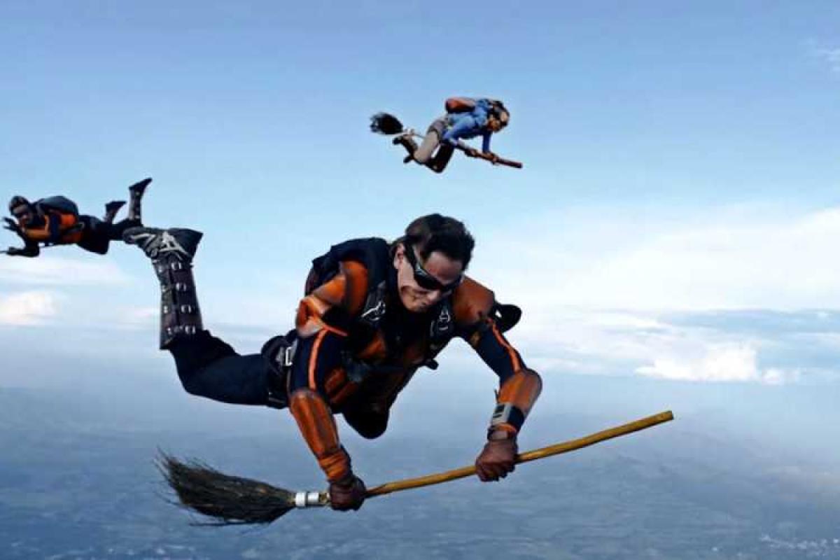 Фанаты Гарри Поттера на метлах сыграли в воздухе в квиддич и «взорвали» Интернет