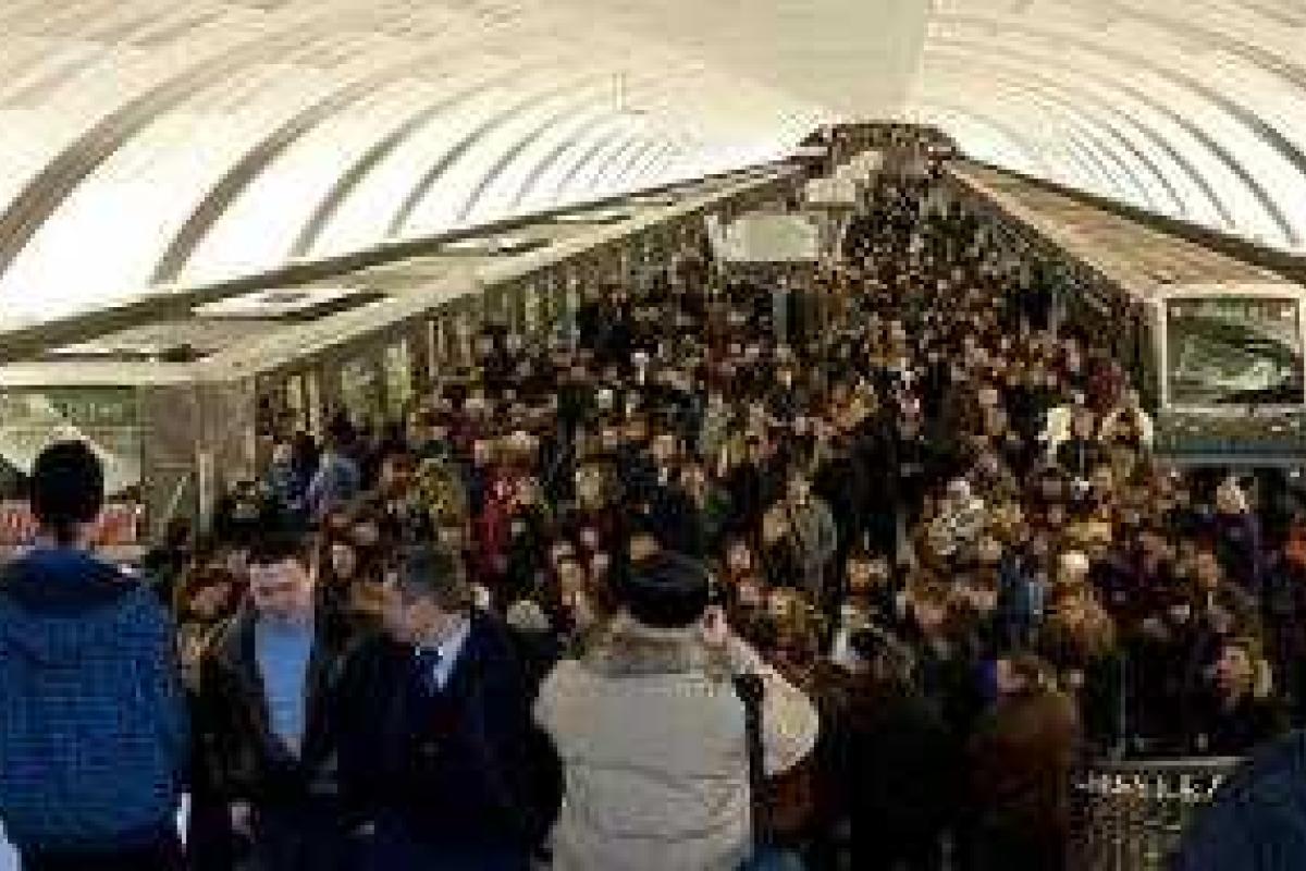 В Киеве пассажиры штурмовали закрытую станцию метро «Вокзальная» В Киеве пассажиры штурмовали закрытую станцию метро «Вокзальная»