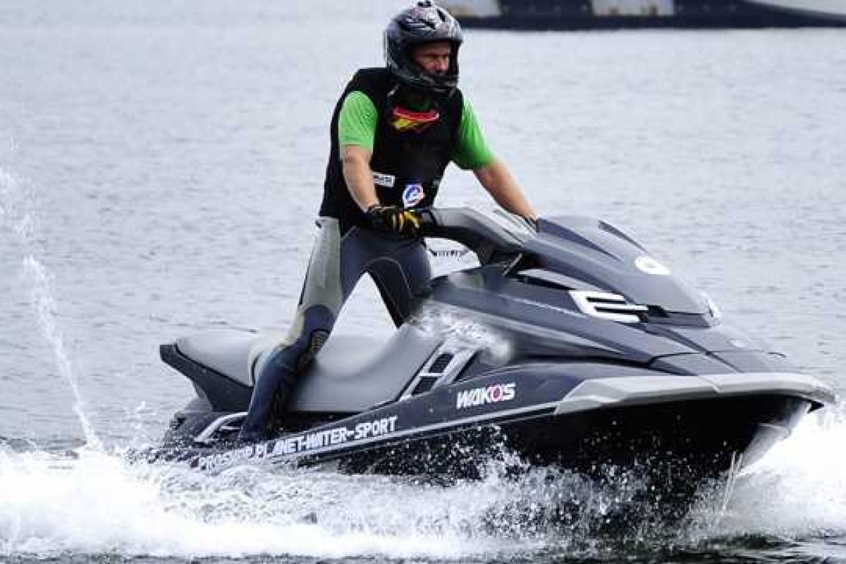 В Крыму мужчину на водном мотоцикле унесло на 15 км от берега В Крыму мужчину на водном мотоцикле унесло на 15 км от берега