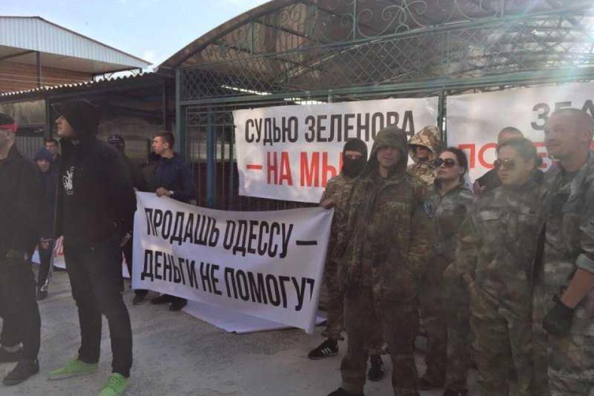 На Одесчине активисты в камуфляже пикетируют дом судьи: в ход пошли яйца и шины На Одесчине активисты в камуфляже пикетируют дом судьи: в ход пошли яйца и шины
