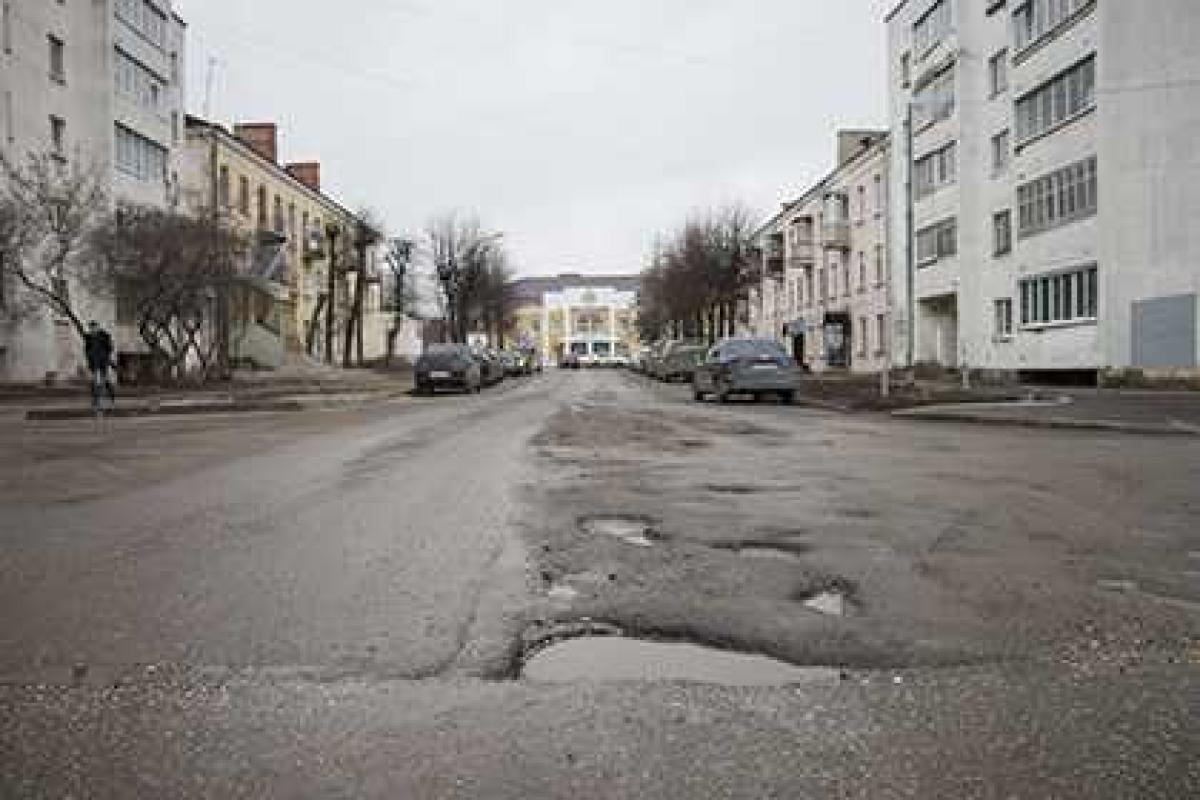 Российская чиновница объяснила плохие дороги тем, что "земля отторгает асфальт" Российская чиновница объяснила плохие дороги тем, что "земля отторгает асфальт"