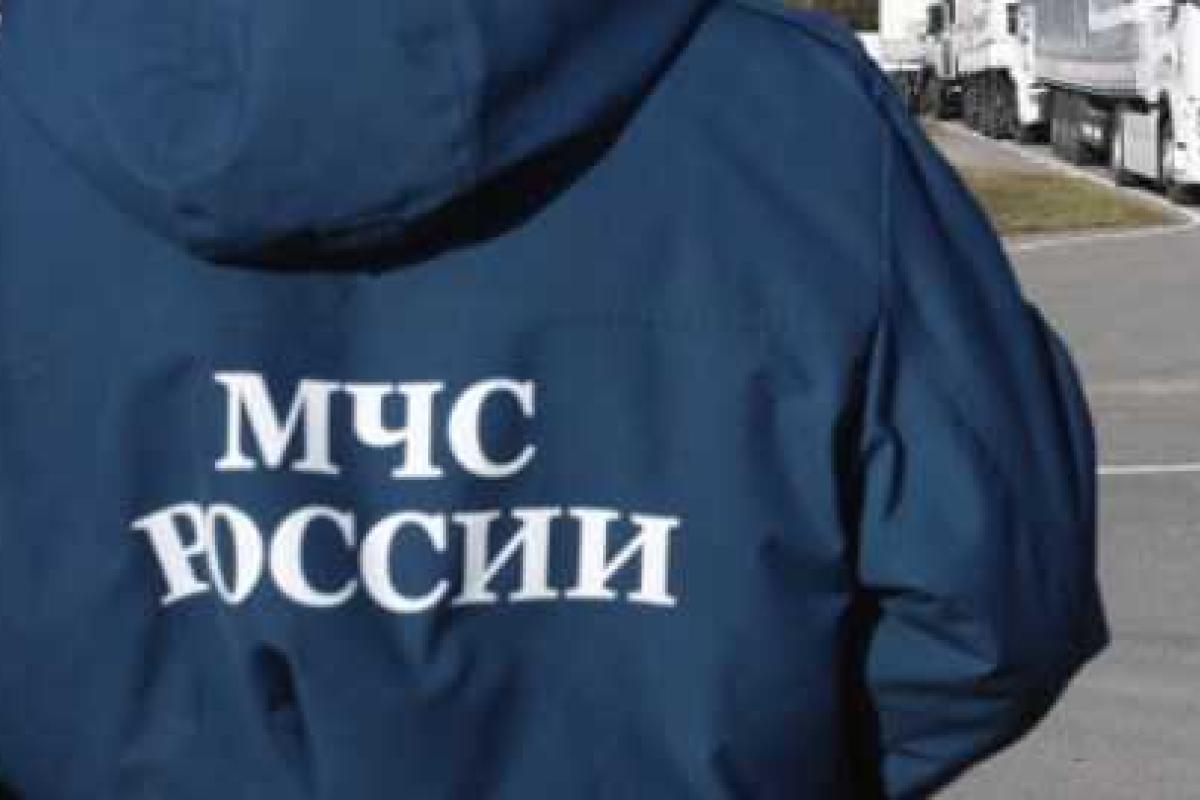 В России вертолет зацепился за провода, рухнул в озеро и взорвался