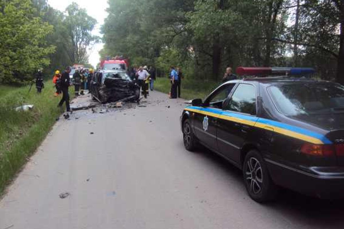 В страшном ДТП под Черниговом погибли 5 человек В страшном ДТП под Черниговом погибли 5 человек