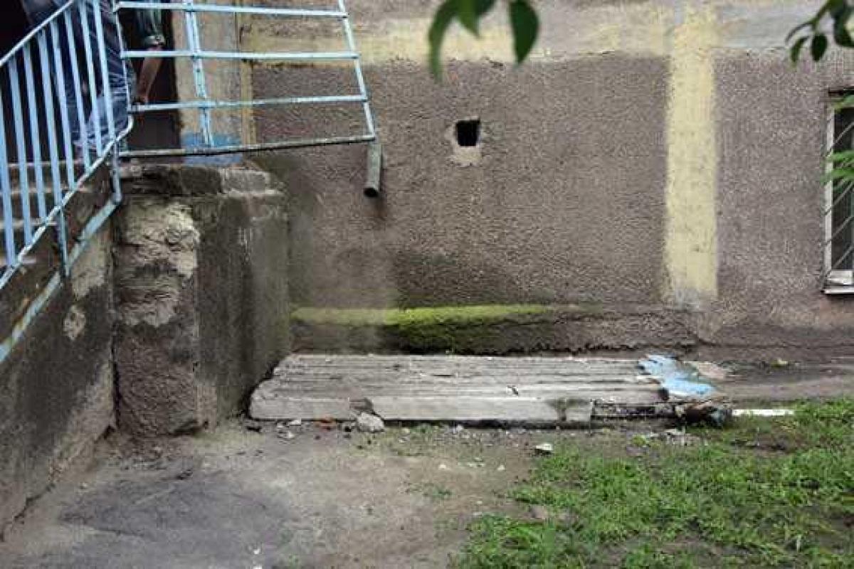 В Мариуполе двух пенсионерок чуть не убило куском стены