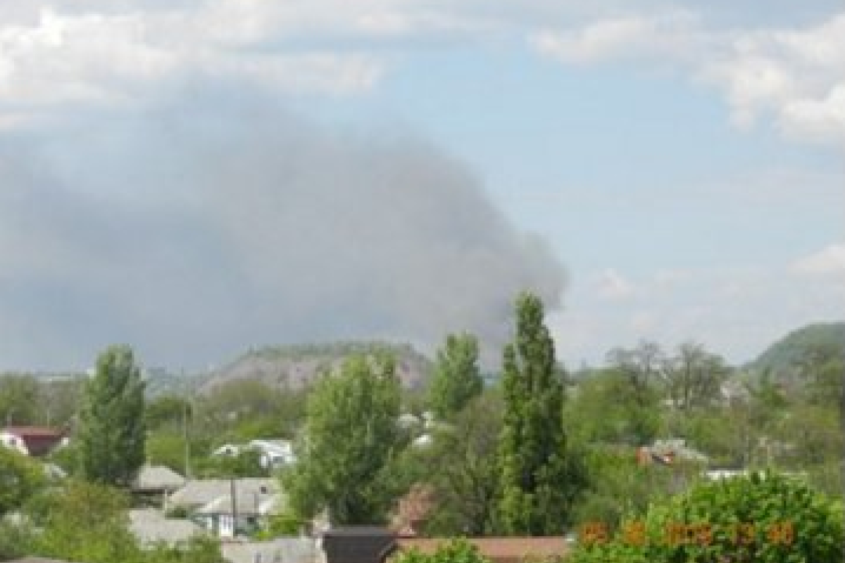 Над Донецком поднялся столб дыма: горит мебельный цех Над Донецком поднялся столб дыма: горит мебельный цех