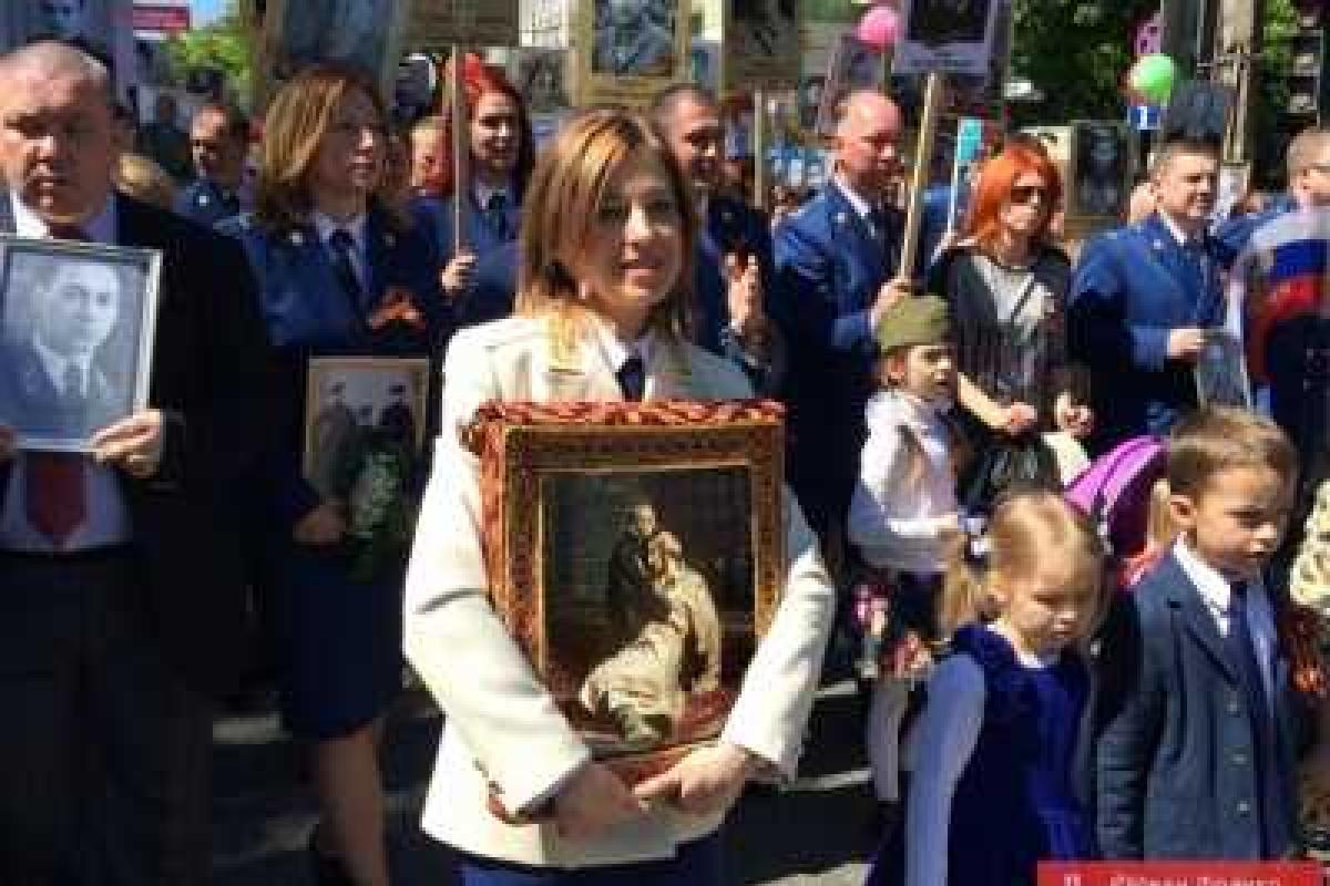 Поклонская с иконой российского императора Николая II стала героиней фотожаб Поклонская с иконой российского императора Николая II стала героиней фотожаб