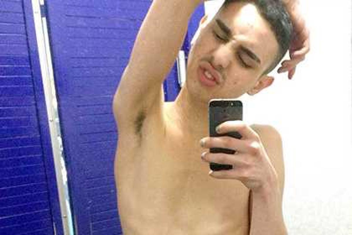 Британский художник сделал эксклюзивные серьги из собственных сосков