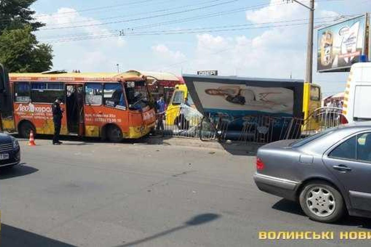 В Луцке рекламный щит упал на маршрутку с людьми