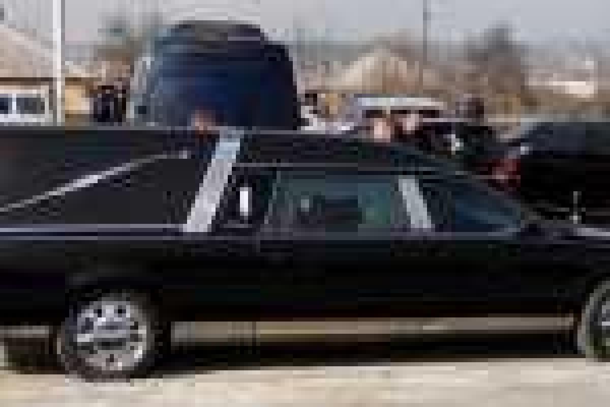 Похороны геев в Орландо: в траурный кортеж врезалась женщина на внедорожнике Похороны геев в Орландо: в траурный кортеж врезалась женщина на внедорожнике