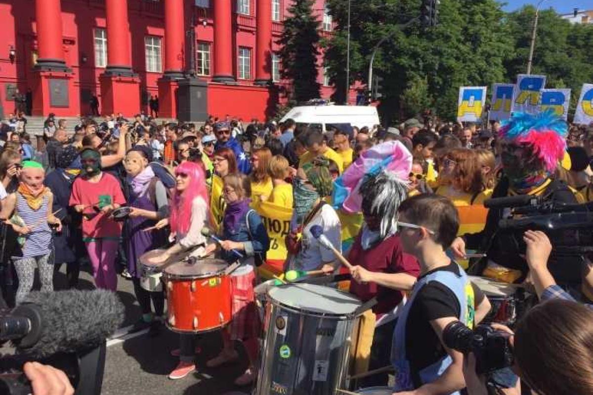 Гей-парад в Киеве закончился без особых происшествий Гей-парад в Киеве закончился без особых происшествий