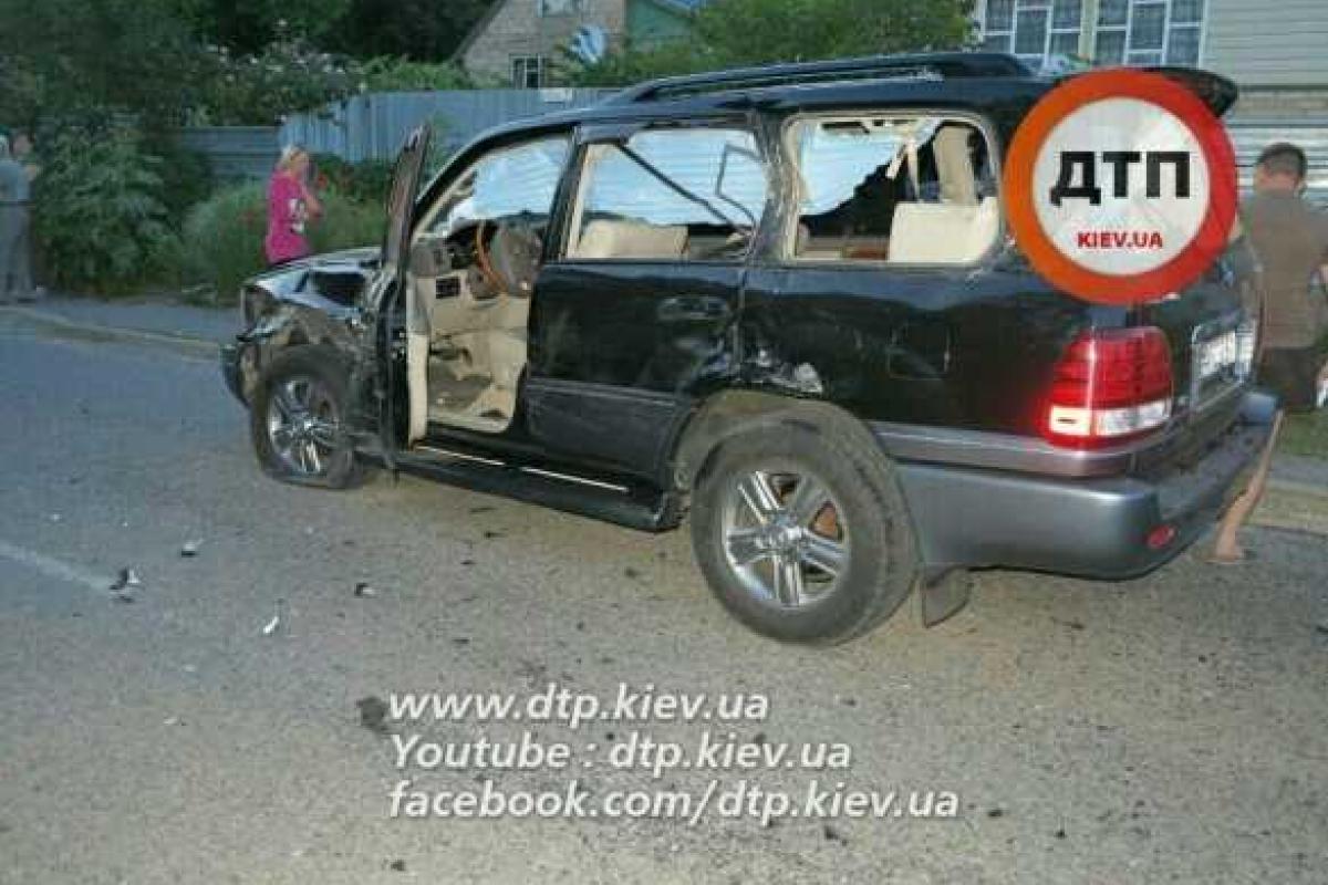 Под Киевом Лексус насмерть сбил мотоциклиста