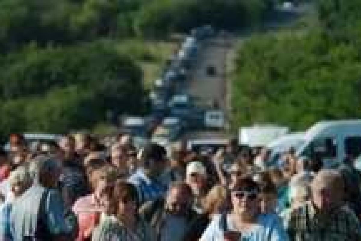 Ад на блокпостах: машины стоят на жаре больше суток, боевики пугают россиян автоматом – соцсети