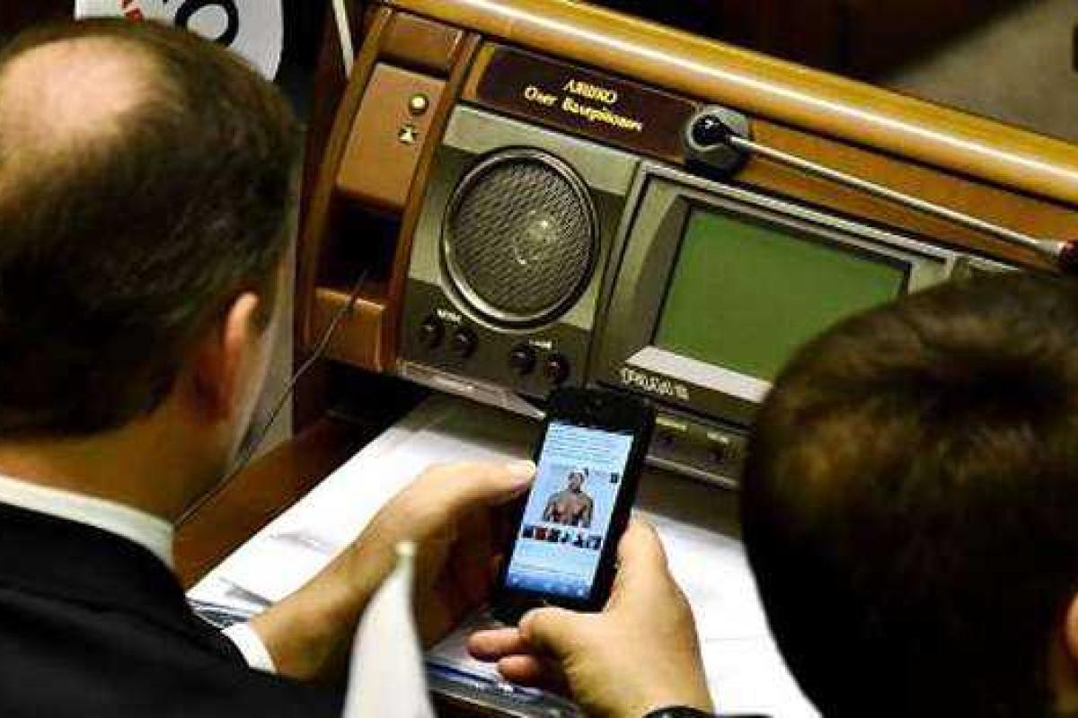 Олегу Ляшко прислали СМС с проклятиями