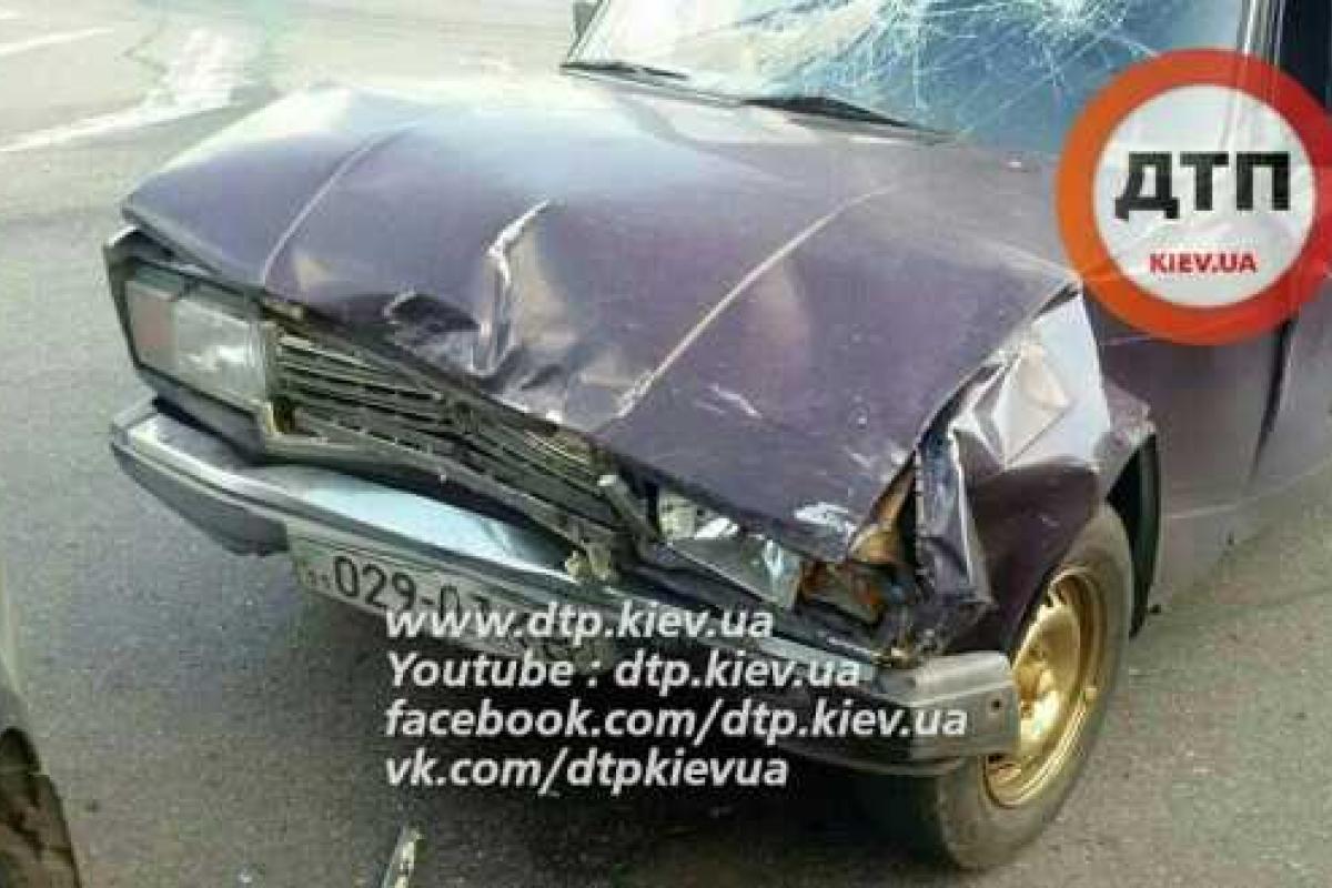 В Киеве Фольксваген не пропустил ВАЗ и разбился, есть пострадавшие В Киеве Фольксваген не пропустил ВАЗ и разбился, есть пострадавшие