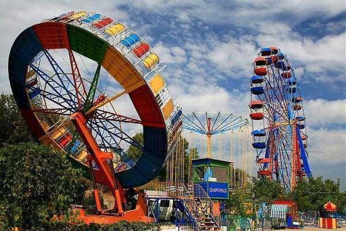 Малолетний житель Крыма на аттракционах выбрал машину с флагом Украины Малолетний житель Крыма на аттракционах выбрал машину с флагом Украины