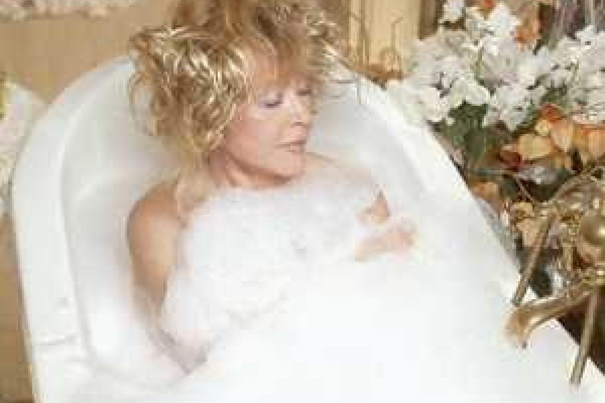 Алла Пугачева снялась обнаженной для шоу Максима Галкина