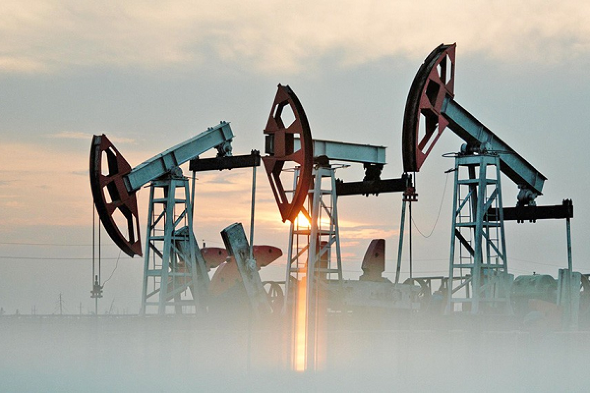 Мировые цены на нефть начинают падать Мировые цены на нефть начинают падать