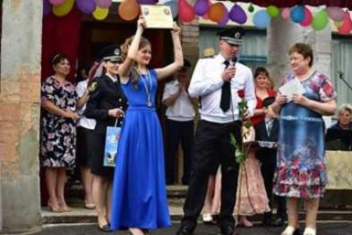 В прифронтовом Гранитном выпускной проходил после обстрелов