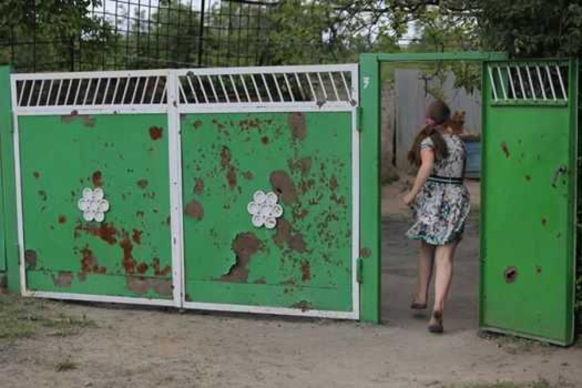 Жители Авдеевки ночью прячутся в подвале, а утром вставляют стекла, - волонтер