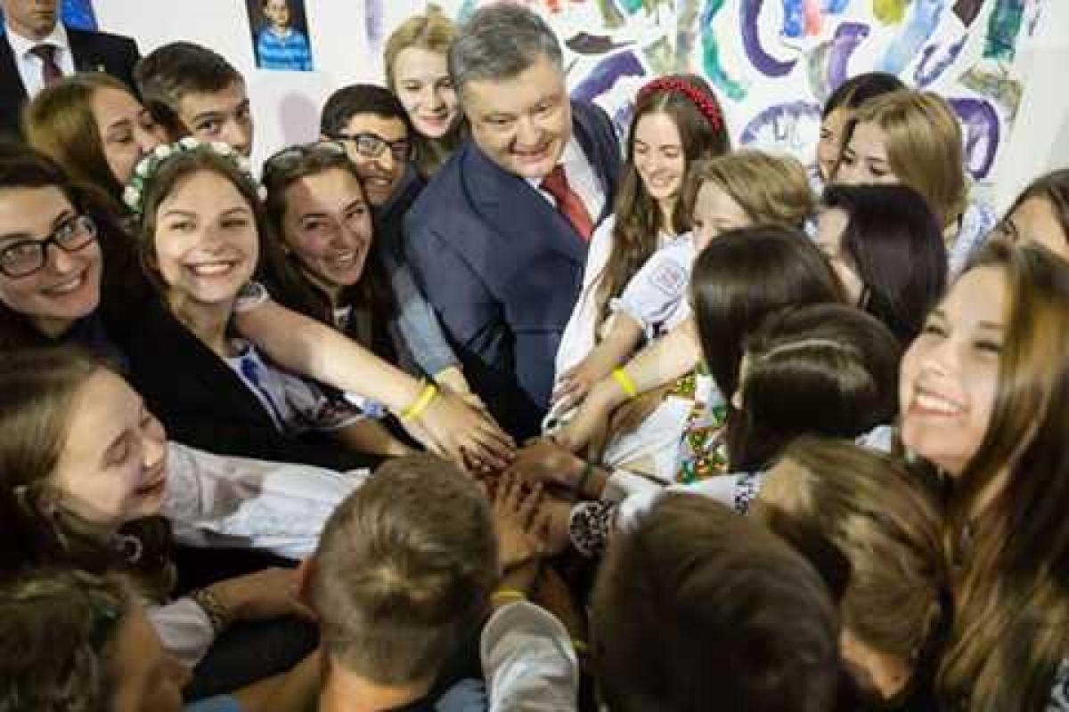 Порошенко: Мы строим новую страну. Молодежь - ее будущее