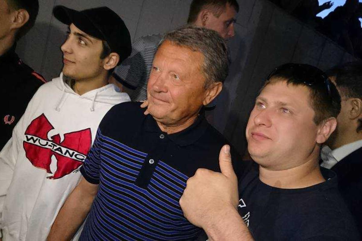 Мирон Маркевич приехал в Харьков на акцию в поддержку ФК "Металлист" Мирон Маркевич приехал в Харьков на акцию в поддержку ФК "Металлист"