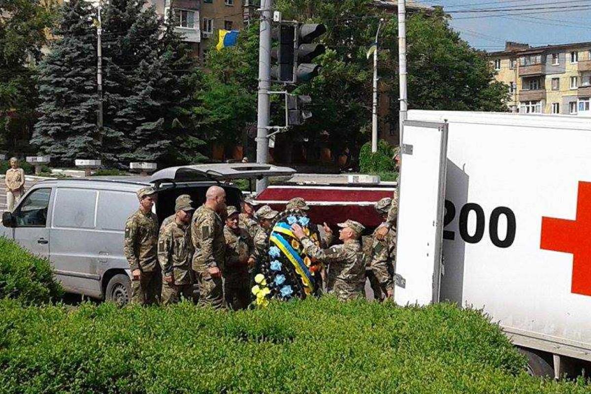 В Мариуполе прощаются с погибшими бойцами ВСУ