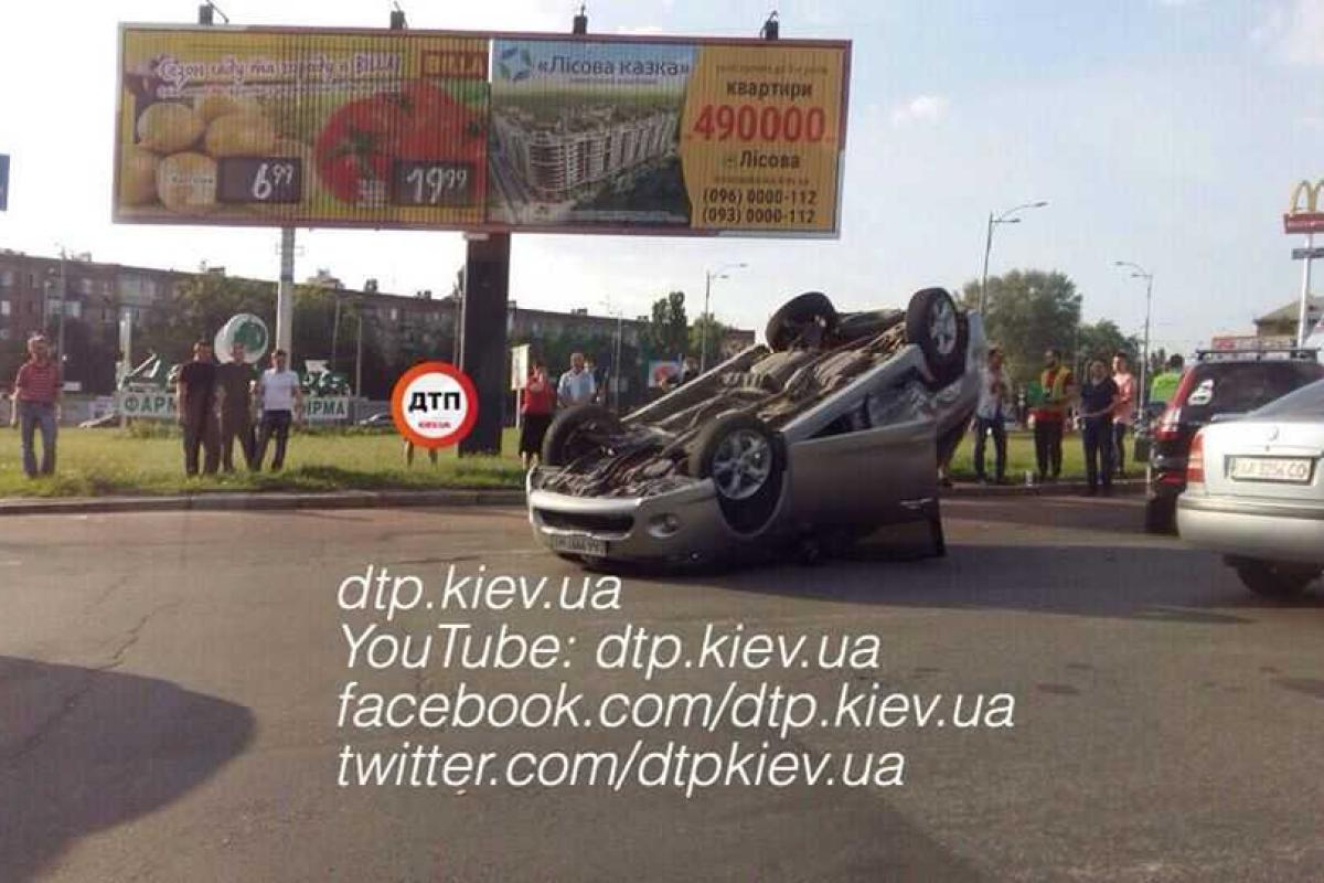 В Киеве в результате ДТП перевернулась машина В Киеве в результате ДТП перевернулась машина