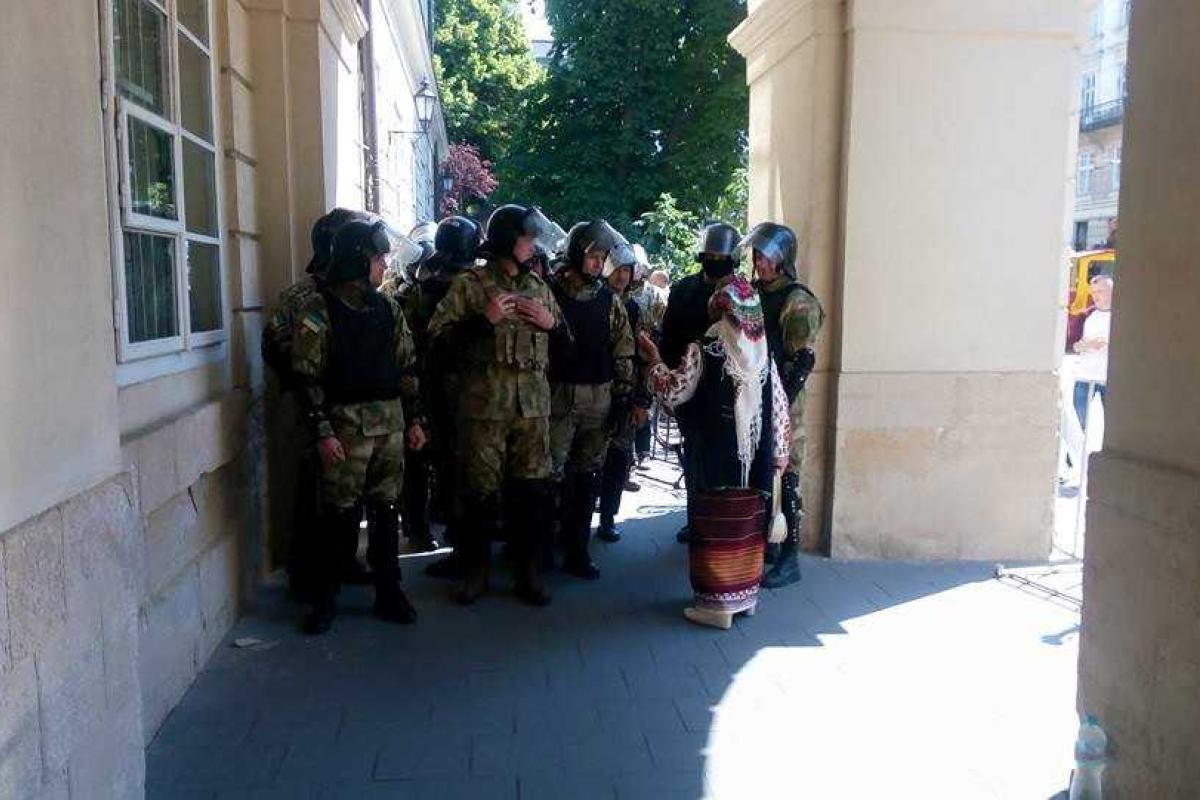 В туристическом Львове люди кричат "Ганьба", опубликованы фото и видео В туристическом Львове люди кричат "Ганьба", опубликованы фото и видео