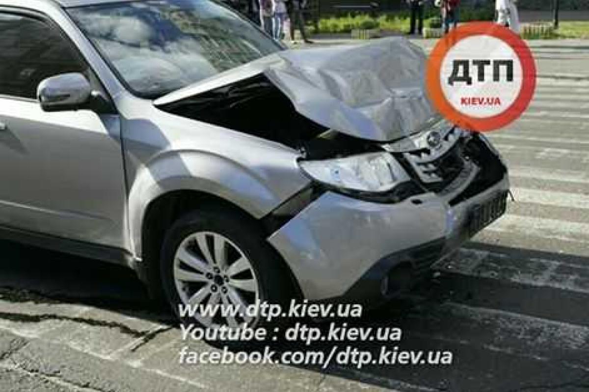В Киеве пожилой водитель Subaru Forester влетел в машину с детьми В Киеве пожилой водитель Subaru Forester влетел в машину с детьми