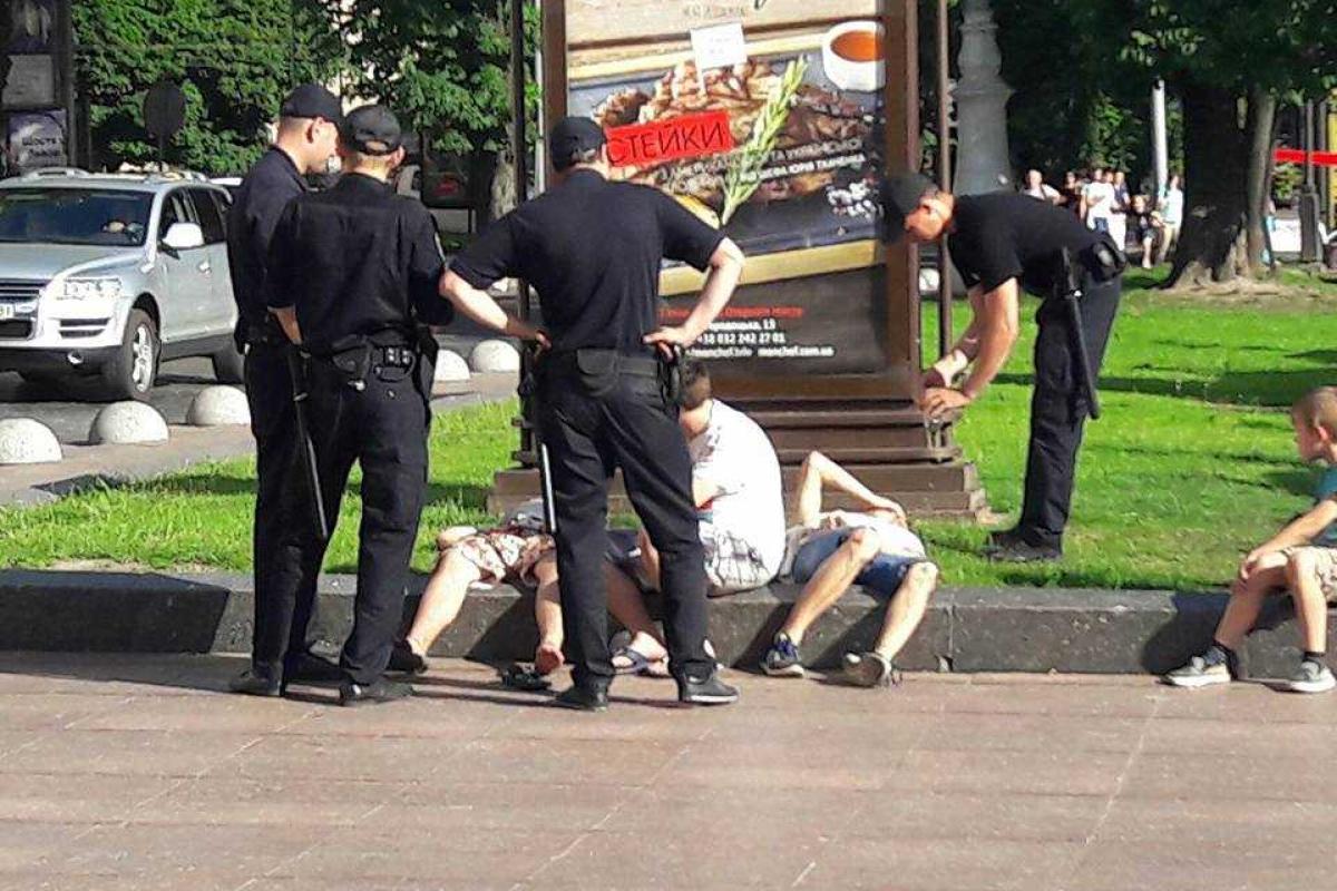 Подростки перебрали с алкоголем и "отдыхают" на травке в центре Львова Подростки перебрали с алкоголем и "отдыхают" на травке в центре Львова