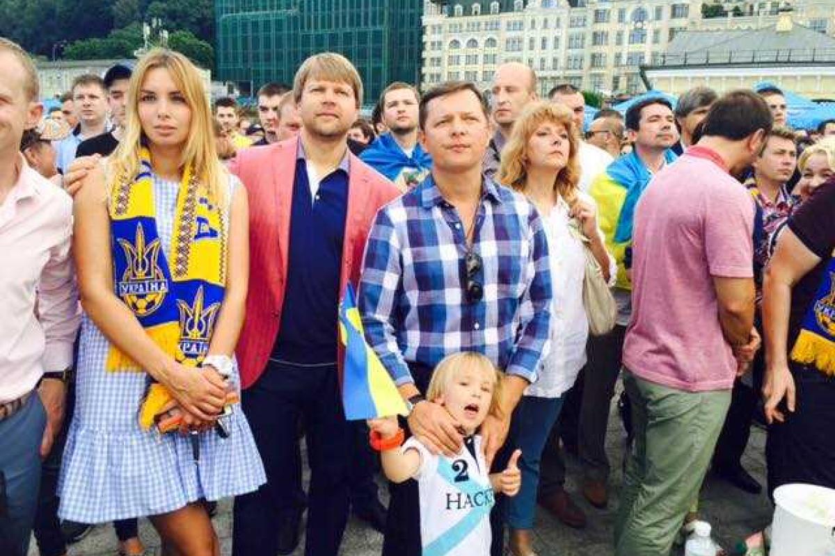 Ляшко пришел болеть за сборную Украины в фан-зону на Подоле со своей закуской
