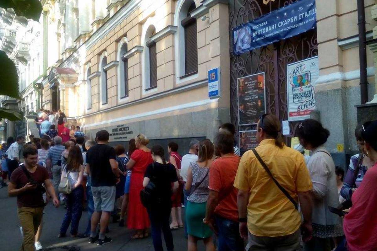 В Киеве желающие увидеть спасенные сокровища итальянской Вероны выстаивают огромную очередь В Киеве желающие увидеть спасенные сокровища итальянской Вероны выстаивают огромную очередь
